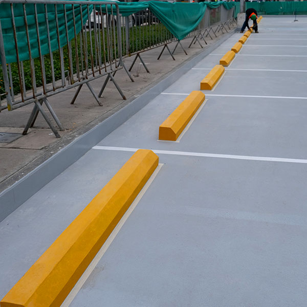 topes instaladas en estacionamiento